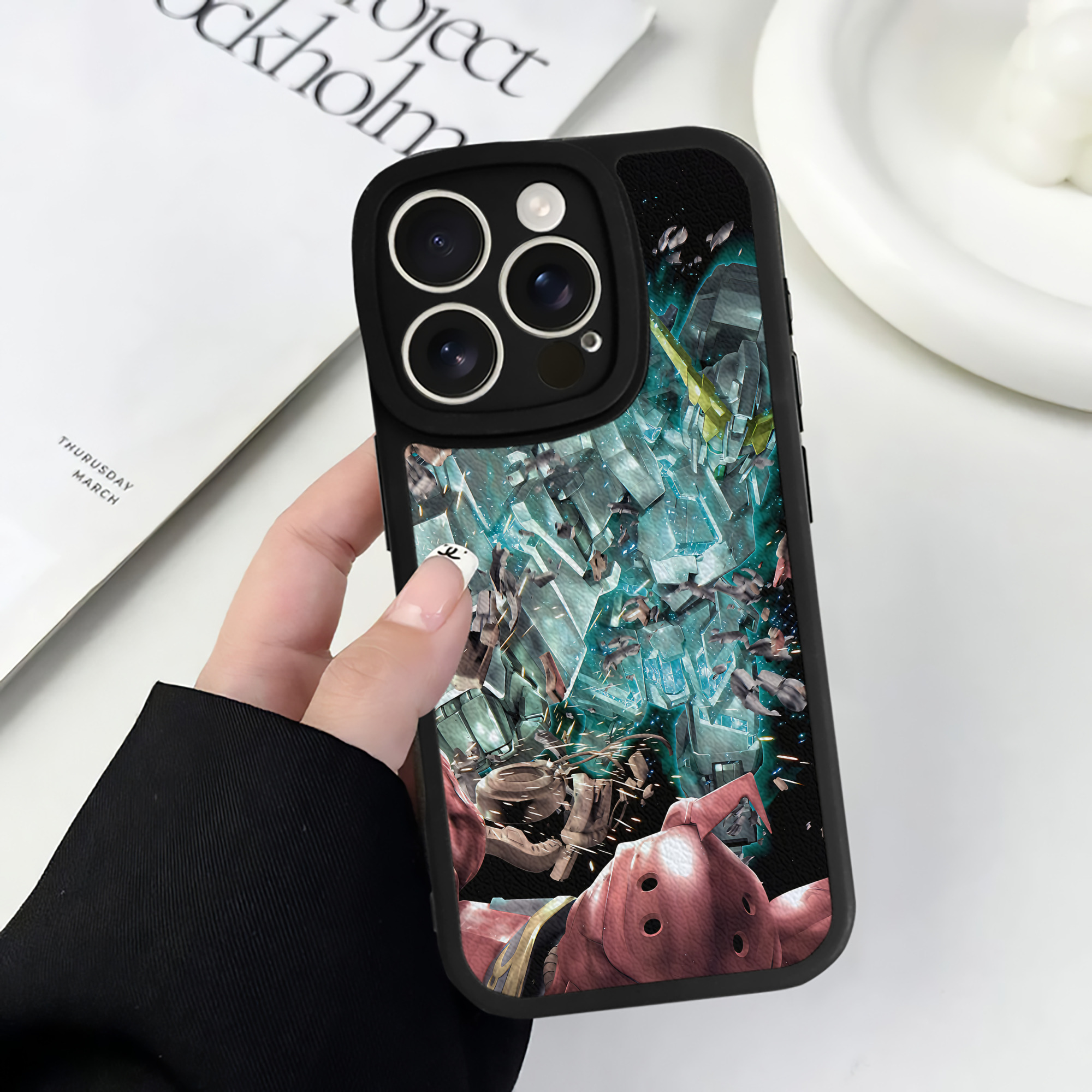 （画像用） 機動戦士ガンダム Mobile Suit Gundam 【iPhone 16シリーズ対応】シリコンスマホケース（レザー調） 材質：シリコン